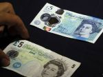 V Británii uviedli do obehu novú plastovú päťlibrovú bankovku