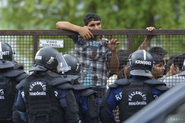 V Paríži evakuovali ďalší tábor migrantov, asistovala aj polícia