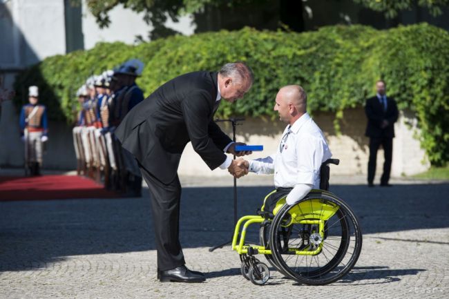 Bronzového lukostrelca Kinika v Riu strážil Kristus