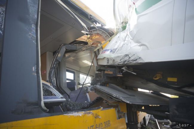 Zrážka vlaku s kamiónom: Rušňovodič je v umelom spánku