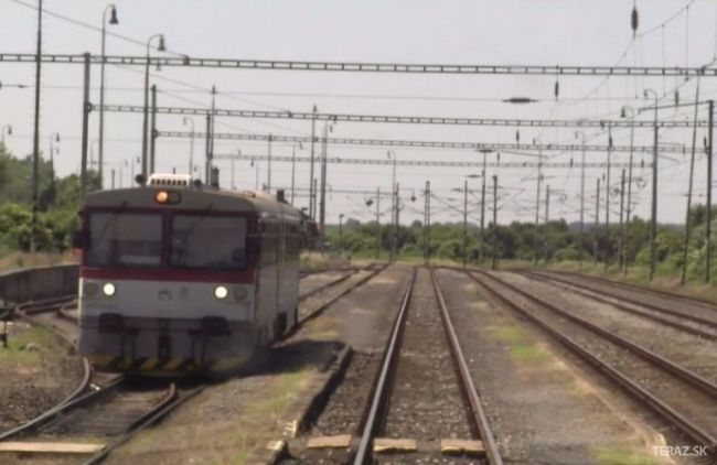 V Budapešti sa uvoľnila odstavená lokomotíva, museli ju vykoľajiť