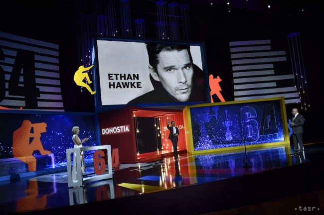 Herec Ethan Hawke si prevzal v San Sebastiáne ocenenie Premio Donostia