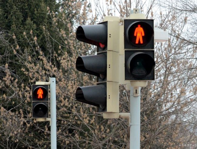 Semafory na najrušnejšej križovatke v Lučenci nefungujú už tri mesiace