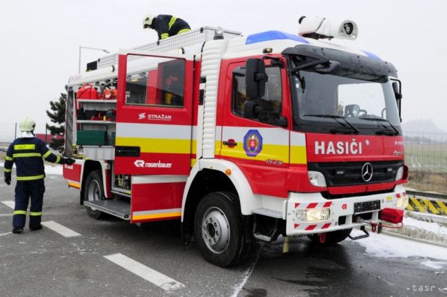 Bratislavskí hasiči likvidujú požiar v byte na Ovručskej ulici