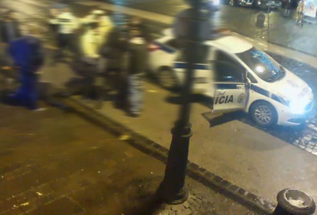 Holandskí policajti mali na smrť umlátiť černocha