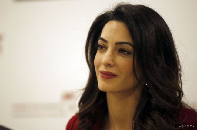 Amal Clooneyová presadzuje trestné stíhanie Islamského štátu