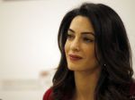 Amal Clooneyová presadzuje trestné stíhanie Islamského štátu