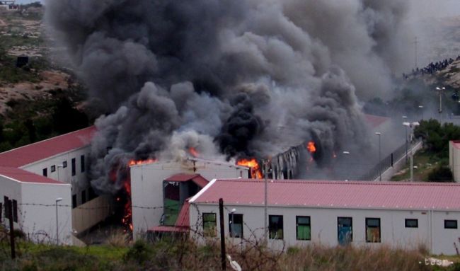 Pred požiarom v utečeneckom tábore na ostrove Lesbos ušli tisícky ľudí