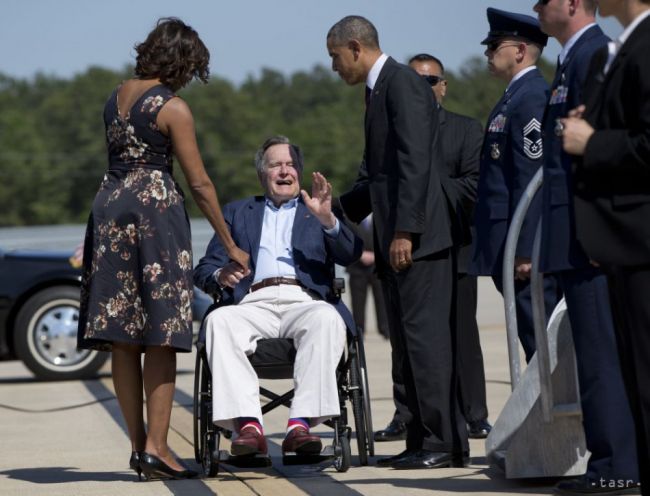 Kennedyho neter: Exprezident Bush starší bude voliť Clintonovú