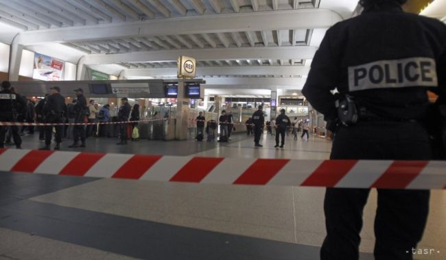 Dvoch tínedžerov, ktorí vyvolali v Paríži falošný poplach, už obvinili