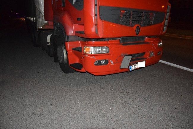 FOTO: Kamión usmrtil chodkyňu, na ceste pravdepodobne kľačala