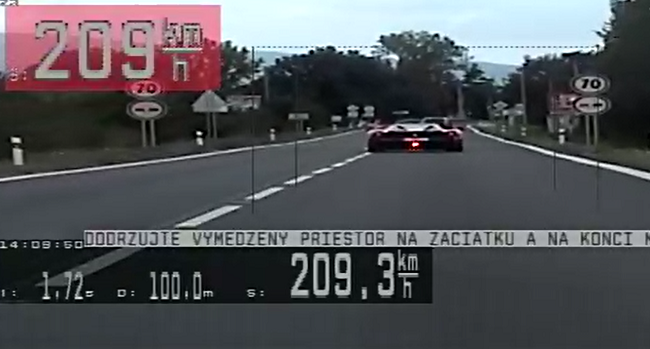 VIDEO: 60-ročný muž si pomýlil cestu s F1, išiel vyše 200 km/h