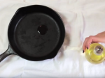 Video: Ako jednoducho vyčistiť liatinovú panvicu bez poškodenia