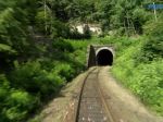 Vlak narazil v rakúskom tuneli na dvere, evakuovali stovky cestujúcich