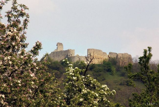 Na hrad Branč je pohľad z diaľky z roka na rok krajší