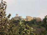 Na hrad Branč je pohľad z diaľky z roka na rok krajší