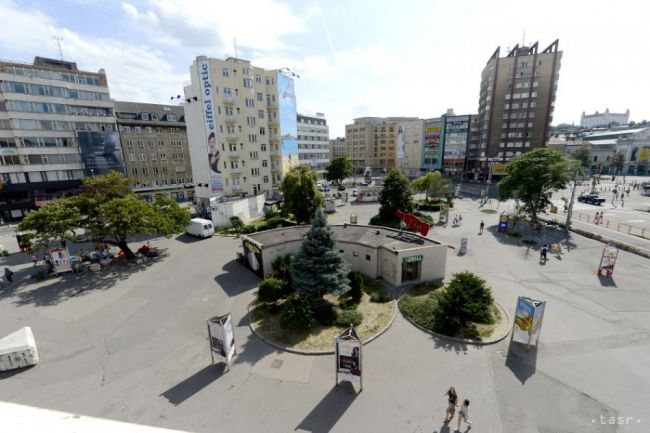 Žena napadla nožom dvoch ľudí v centre Bratislavy, polícia ju obvinila