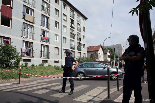 Pri Paríži strieľal muž v supermarkete, dvaja ľudia sú ťažko zranení