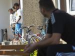 Amnesty International: Maďari s utečencami systematicky zle zaobchádza