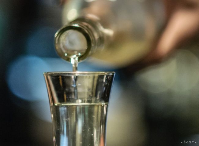 Pančovaný alkohol na Ukrajine si vyžiadal už najmenej 23 obetí