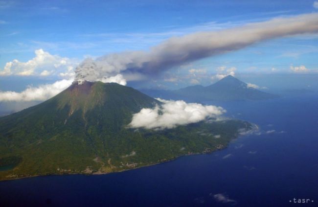 Indonézske úrady po výbuchu sopky Barujari evakuujú stovky turistov