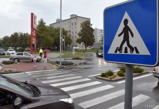 Polícia hľadá svedkov zranenia dôchodkyne v bratislavskej Petržalke
