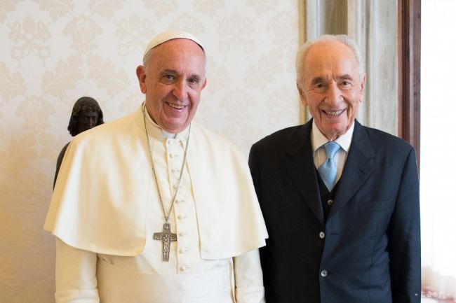 Pápež sa nezúčastní pohrebu bývalého izraelského prezidenta Peresa