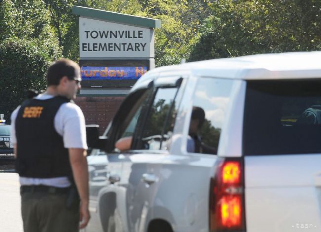 Mladík z USA zastrelil otca, potom zranil v škole 2 žiakov a učiteľku