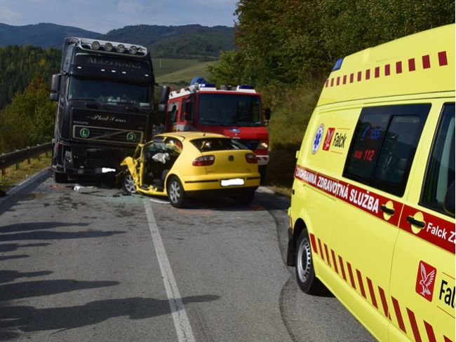 FOTO: Čelná zrážka vozidla s kamiónom skončila tragicky