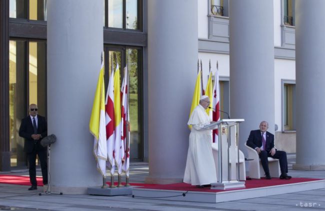 Pápež František začal svoju trojdňovú cestu po Zakaukazsku