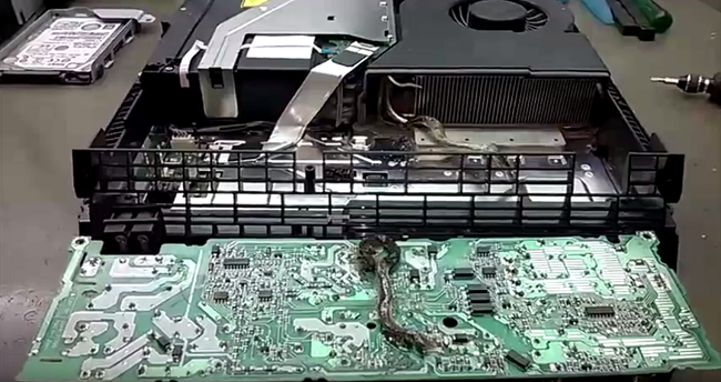 Video: Opravár rozobral PS4. To, čo tam našiel, ho šokovalo