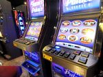 Galantskí poslanci schválili obmedzenie hazardu
