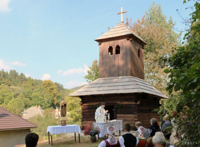 Vo Vyšehradnom posvätili zrekonštruovanú, drevenú zrubovú zvonicu