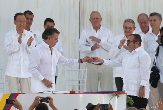 Kolumbijskí voliči tesne odmietli mierovú dohodu s povstalcami