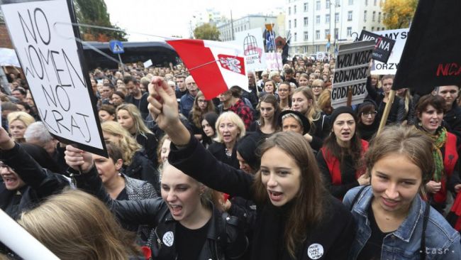 Poľky odeté v čiernom protestujú proti sprísneniu interrupčného zákona