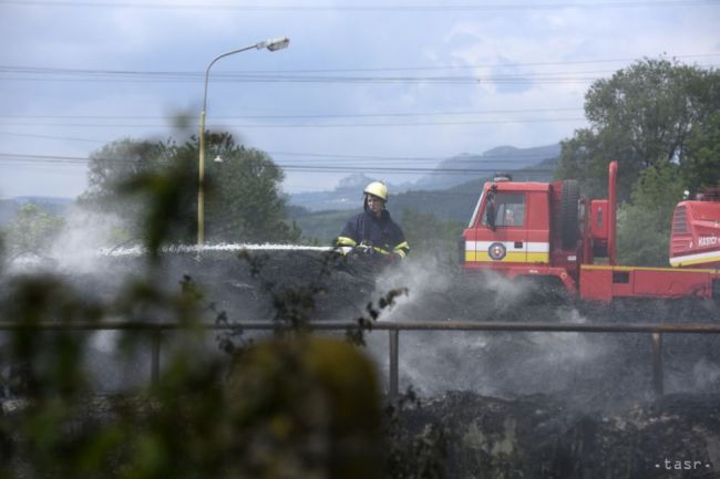 Hasiči zasahujú pri požiari staršieho domu v Žiline