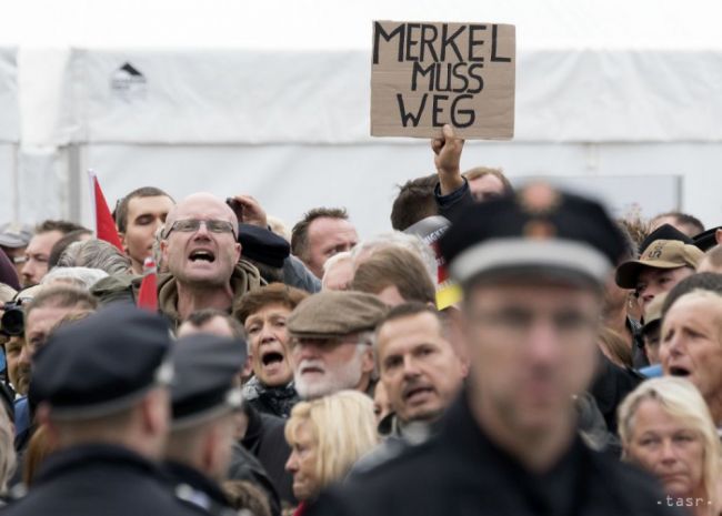 Nemecká kancelárka čelila v Drážďanoch stovkám demonštrantov