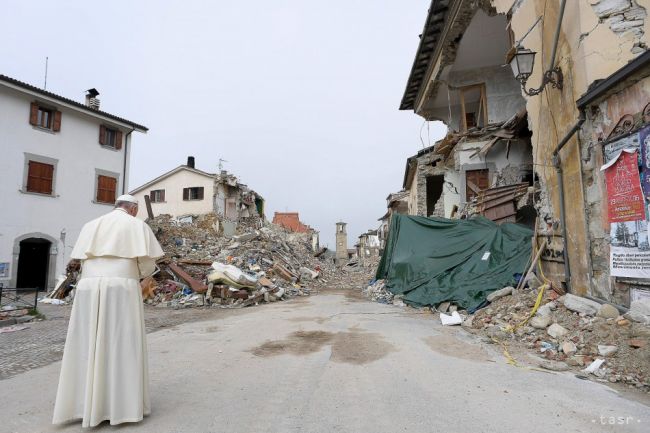 Pápež neočakávane navštívil mesto Amatrice zničené zemetrasením