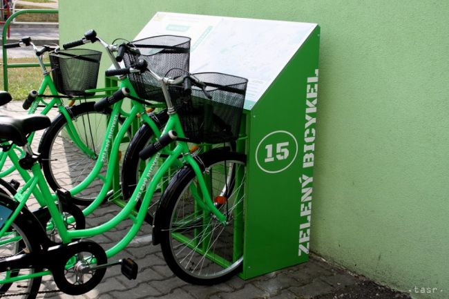 Vysokoškoláci si môžu na prepravu po Trnave požičiavať zelené bicykle