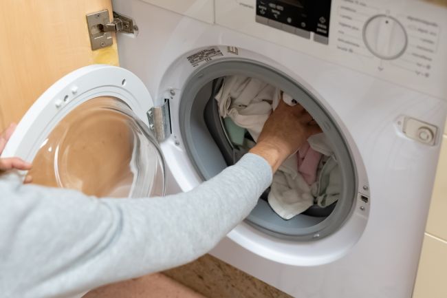 Táto chyba pri praní ničí vašu práčku aj zdravie