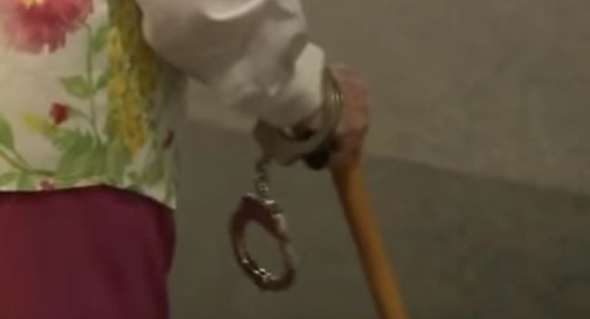 Video: 102-ročnú babičku prvýkrát v živote zatkli