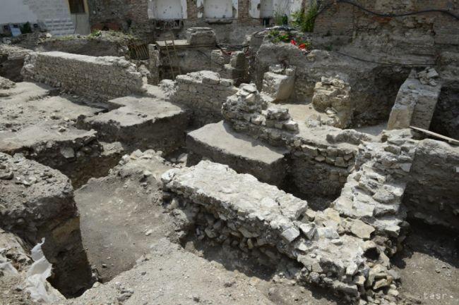 Grécka polícia rozbila gang, ktorý predával vykopané artefakty