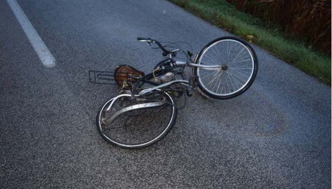 FOTO: Došlo k vážnej zrážke auta a cyklistu