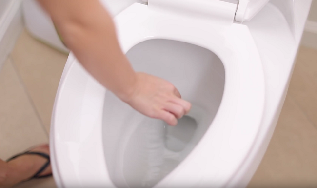 Video: Tipy, ako vyčistiť celú kúpeľňu bez dráždivých chemikálií
