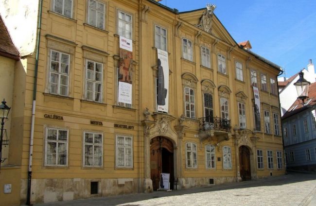 Mesto Bratislava obnovilo fasádu Mirbachovho paláca