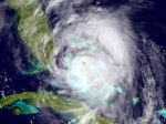VIDEO: Kvôli hurikánu je stav ohrozenia na Floride a Južnej Karolíne