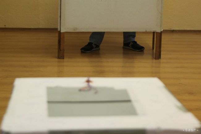 V ČR sa otvorili volebné miestnosti, rozhoduje sa o krajoch