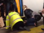 Video: Pes sa pošmykol a spadol pod súpravu metra