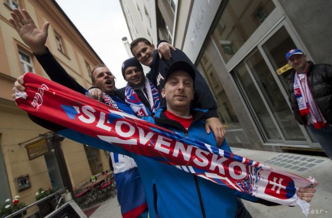 Slovenskí fanúšikovia v Ľubľane. Určite naši futbalisti vyhrajú