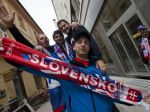 Slovenskí fanúšikovia v Ľubľane. Určite naši futbalisti vyhrajú